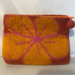 Colorful Felt wool Clutch flower Bag orange/pink
Zip closure pouch/purse